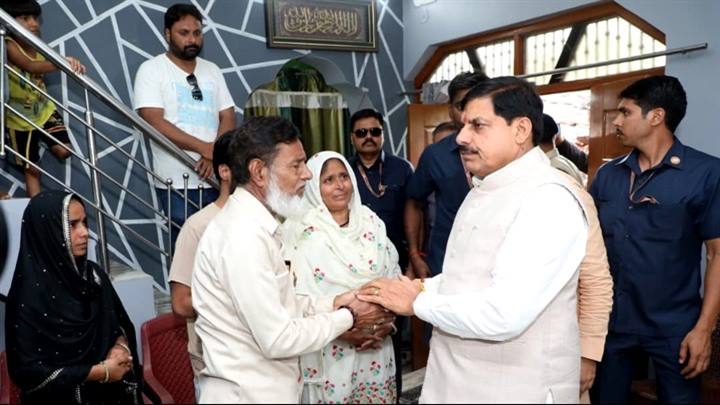 Chief Minister Dr. Yadav visits affected families in Parasia